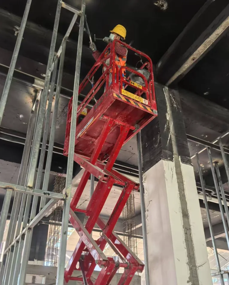 室内高空基层安装施工现场
